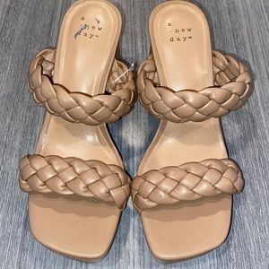 A new days Tan heels size: 6 New but right shoe has slight damage.